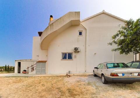 Moradia T6 de Caráter Único com Vista Mar e Serra - Algarve 
 Junto ao Golfe Monte Rei | Terreno com 32.500 m² | Potencial para Turismo Rural