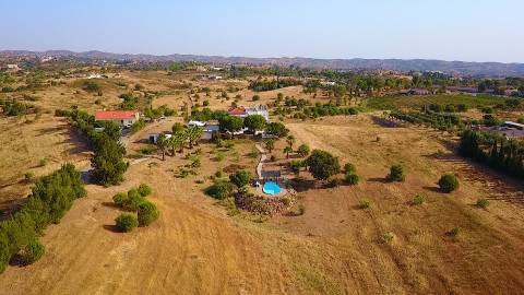 Moradia T6 de Caráter Único com Vista Mar e Serra - Algarve 
 Junto ao Golfe Monte Rei | Terreno com 32.500 m² | Potencial para Turismo Rural