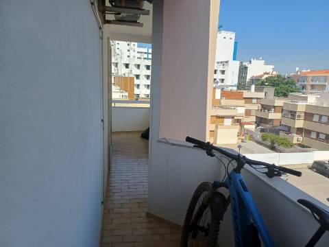 Apartamento T2 com 2 WC com elevador e Varandas magnificas Centro de Monte Gordo