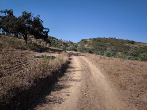 TERRENO RUSTICO COM 27.260 M2 - COM POÇO - COM POSSIBILIDADE DE CONSTRUÇÃO DE APOIO AGRICOLA - EM ODELEITE - CASTRO MARIM - ALGARVE