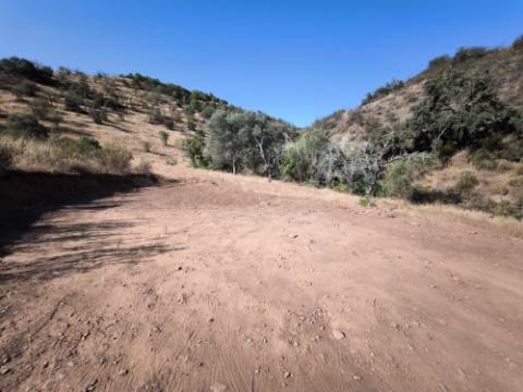 TERRENO RUSTICO COM 27.260 M2 - COM POÇO - COM POSSIBILIDADE DE CONSTRUÇÃO DE APOIO AGRICOLA - EM ODELEITE - CASTRO MARIM - ALGARVE