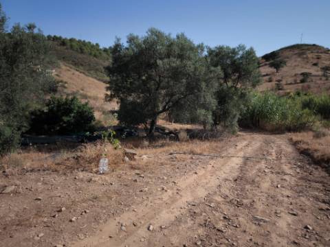TERRENO RUSTICO COM 27.260 M2 - COM POÇO - COM POSSIBILIDADE DE CONSTRUÇÃO DE APOIO AGRICOLA - EM ODELEITE - CASTRO MARIM - ALGARVE