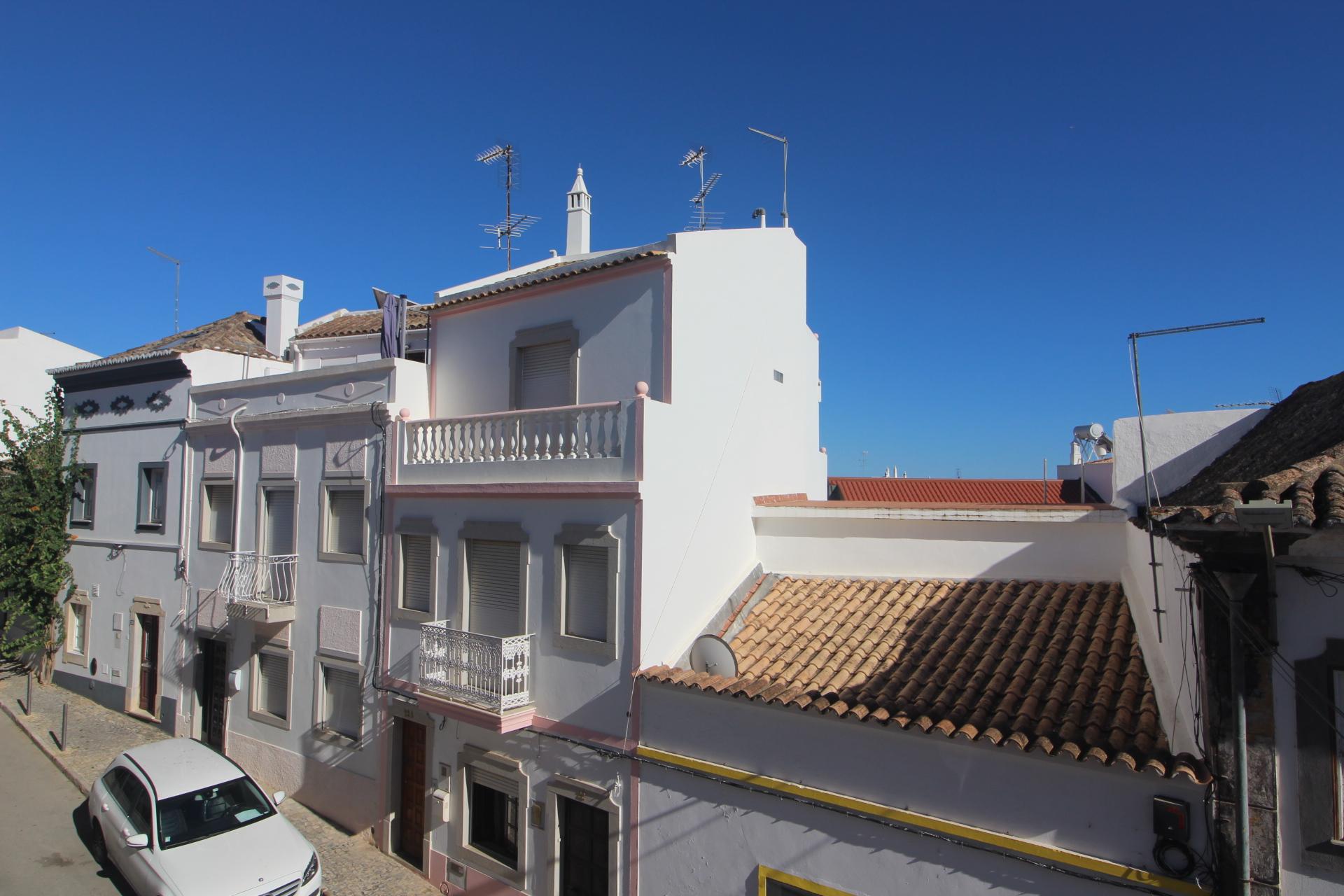 Apartamento T3 disponível para arrendamento de Inverno, com localização muito central na cidade de Tavira.