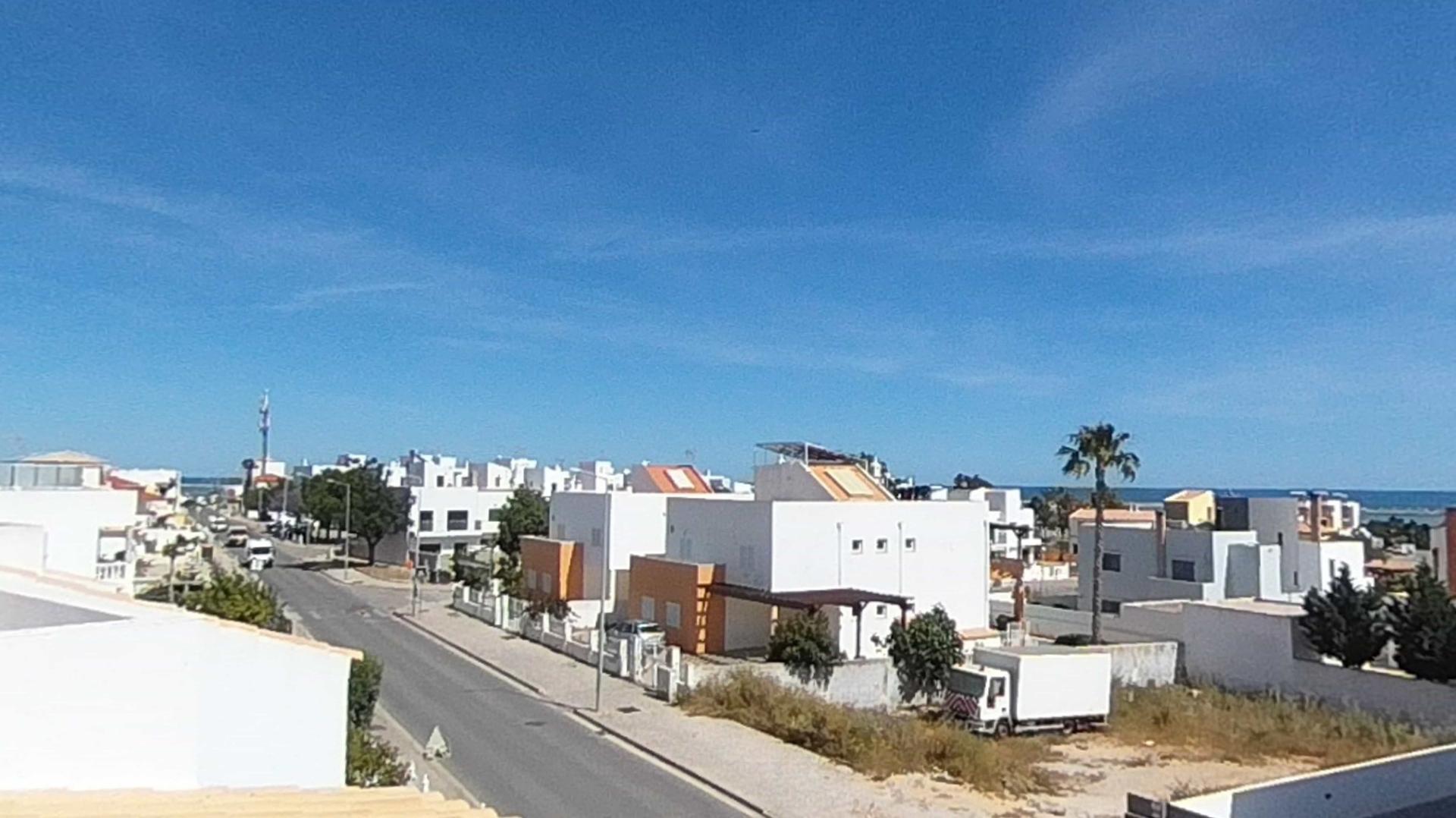 Magnifica moradia T4 na Fuseta localizada próxima da praia e vistas deslumbrantes para o mar!