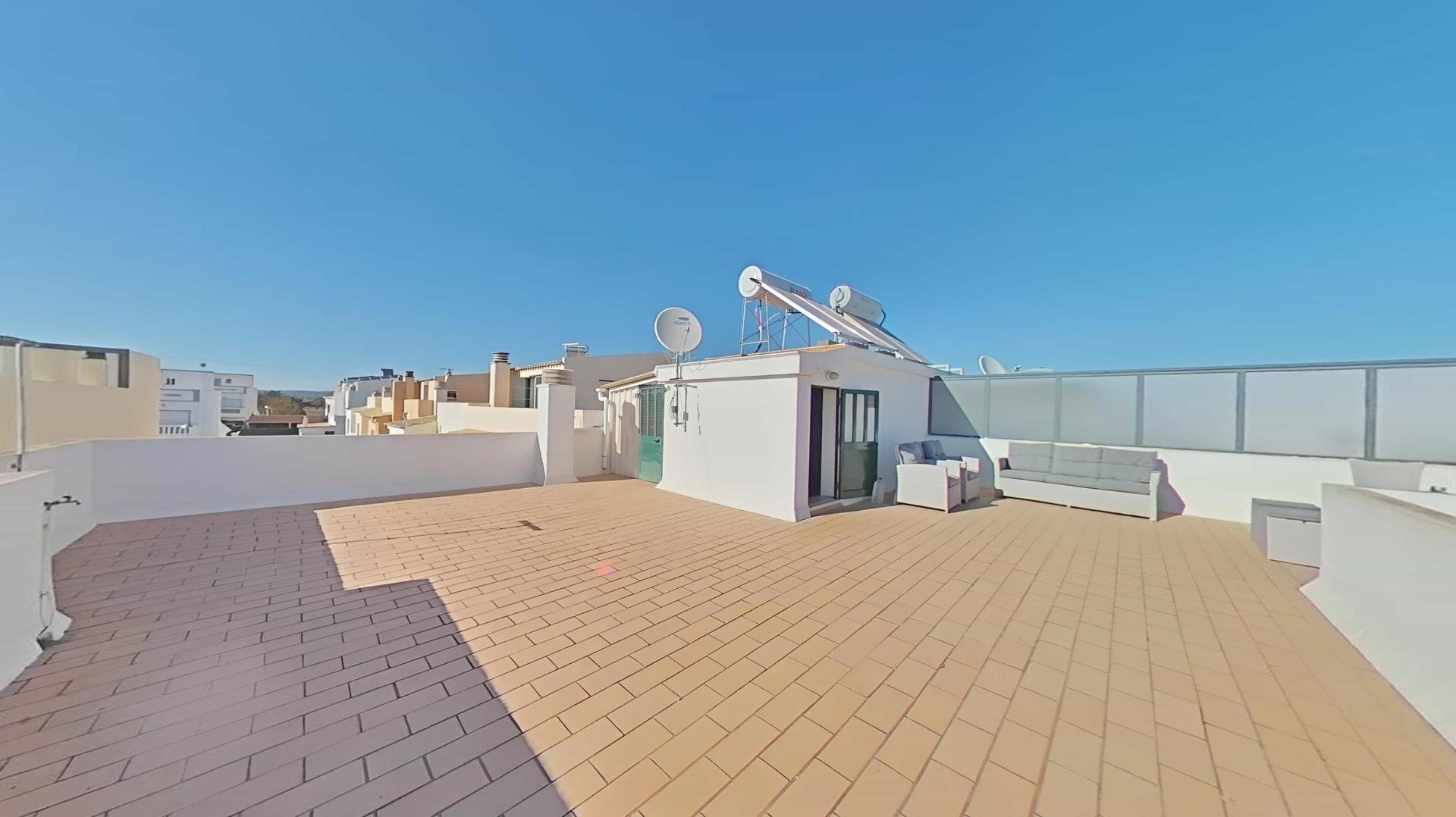 Magnifica moradia T4 na Fuseta localizada próxima da praia e vistas deslumbrantes para o mar!