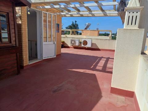 Andar de Moradia T2 , totalmente mobilado , com terraço amplo, Vistas Mar e estacionamento . Arrendamento Anual.