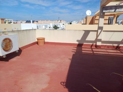 Andar de Moradia T2 , totalmente mobilado , com terraço amplo, Vistas Mar e estacionamento . Arrendamento Anual.