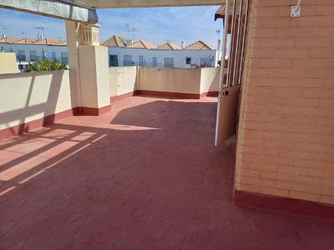 Andar de Moradia T2 , totalmente mobilado , com terraço amplo, Vistas Mar e estacionamento . Arrendamento Anual.