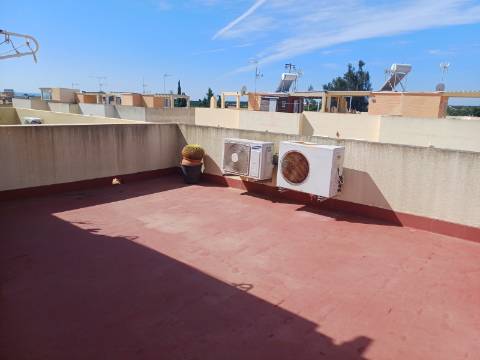 Andar de Moradia T2 , totalmente mobilado , com terraço amplo, Vistas Mar e estacionamento . Arrendamento Anual.