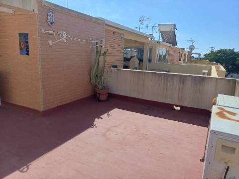 Andar de Moradia T2 , totalmente mobilado , com terraço amplo, Vistas Mar e estacionamento . Arrendamento Anual.