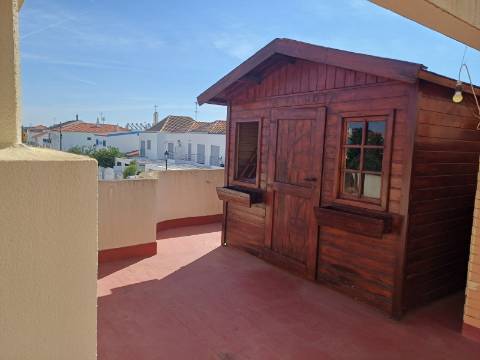 Andar de Moradia T2 , totalmente mobilado , com terraço amplo, Vistas Mar e estacionamento . Arrendamento Anual.