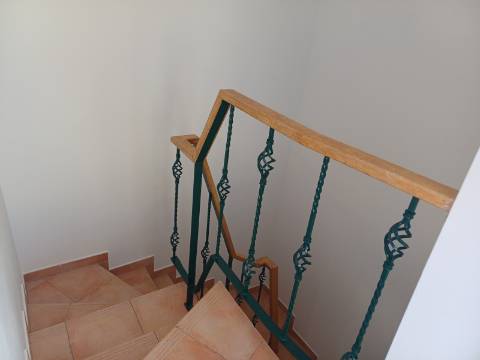 Andar de Moradia T2 , totalmente mobilado , com terraço amplo, Vistas Mar e estacionamento . Arrendamento Anual.