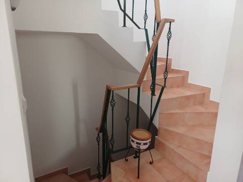 Andar de Moradia T2 , totalmente mobilado , com terraço amplo, Vistas Mar e estacionamento . Arrendamento Anual.