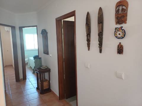 Andar de Moradia T2 , totalmente mobilado , com terraço amplo, Vistas Mar e estacionamento . Arrendamento Anual.