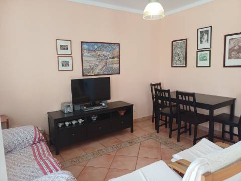 Andar de Moradia T2 , totalmente mobilado , com terraço amplo, Vistas Mar e estacionamento . Arrendamento Anual.