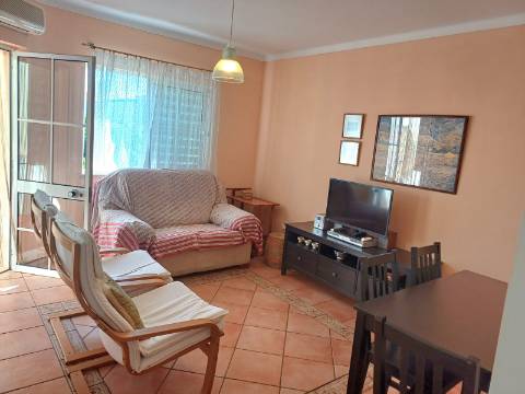 Andar de Moradia T2 , totalmente mobilado , com terraço amplo, Vistas Mar e estacionamento . Arrendamento Anual.