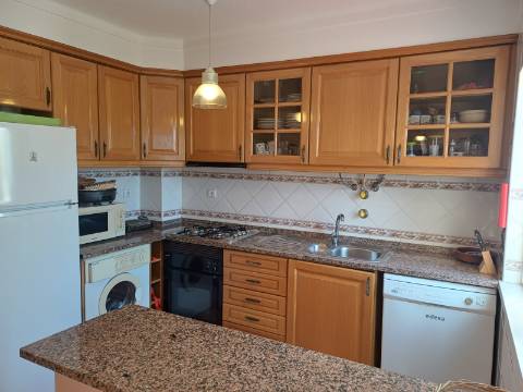 Andar de Moradia T2 , totalmente mobilado , com terraço amplo, Vistas Mar e estacionamento . Arrendamento Anual.