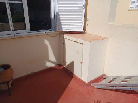 Andar de Moradia T2 , totalmente mobilado , com terraço amplo, Vistas Mar e estacionamento . Arrendamento Anual.