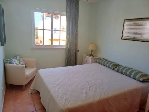 Andar de Moradia T2 , totalmente mobilado , com terraço amplo, Vistas Mar e estacionamento . Arrendamento Anual.