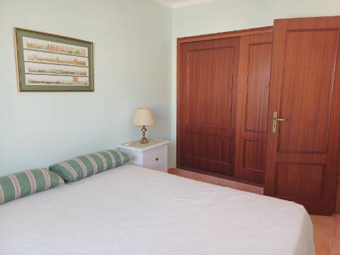 Andar de Moradia T2 , totalmente mobilado , com terraço amplo, Vistas Mar e estacionamento . Arrendamento Anual.