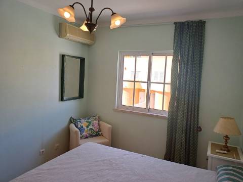 Andar de Moradia T2 , totalmente mobilado , com terraço amplo, Vistas Mar e estacionamento . Arrendamento Anual.