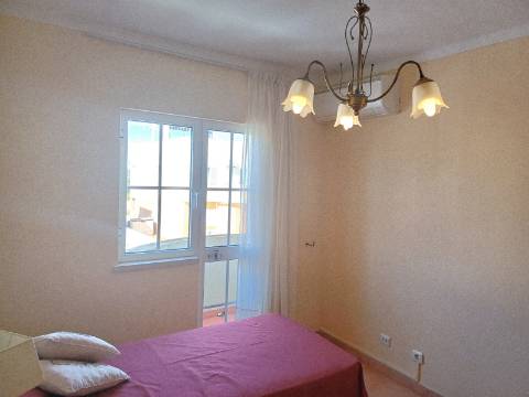 Andar de Moradia T2 , totalmente mobilado , com terraço amplo, Vistas Mar e estacionamento . Arrendamento Anual.