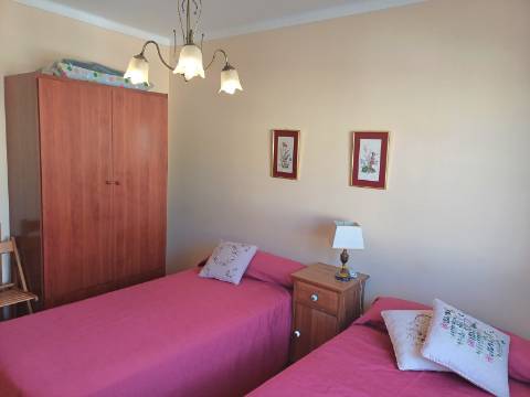 Andar de Moradia T2 , totalmente mobilado , com terraço amplo, Vistas Mar e estacionamento . Arrendamento Anual.