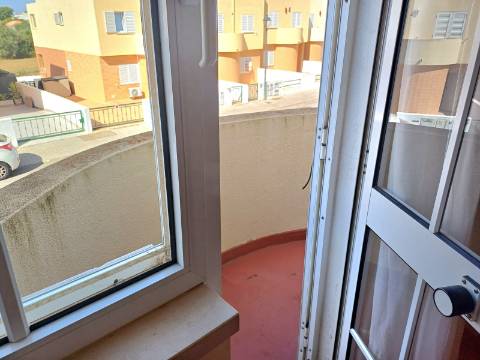 Andar de Moradia T2 , totalmente mobilado , com terraço amplo, Vistas Mar e estacionamento . Arrendamento Anual.