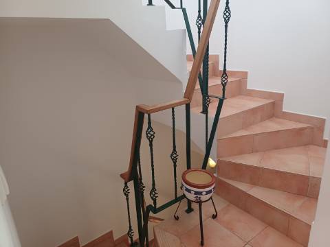 Andar de Moradia T2 , totalmente mobilado , com terraço amplo, Vistas Mar e estacionamento . Arrendamento Anual.