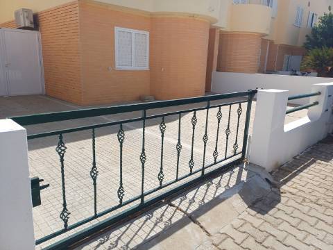 Andar de Moradia T2 , totalmente mobilado , com terraço amplo, Vistas Mar e estacionamento . Arrendamento Anual.