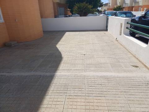 Andar de Moradia T2 , totalmente mobilado , com terraço amplo, Vistas Mar e estacionamento . Arrendamento Anual.
