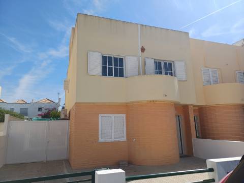 Andar de Moradia T2 , totalmente mobilado , com terraço amplo, Vistas Mar e estacionamento . Arrendamento Anual.