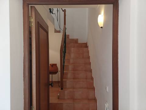 Andar de Moradia T2 , totalmente mobilado , com terraço amplo, Vistas Mar e estacionamento . Arrendamento Anual.