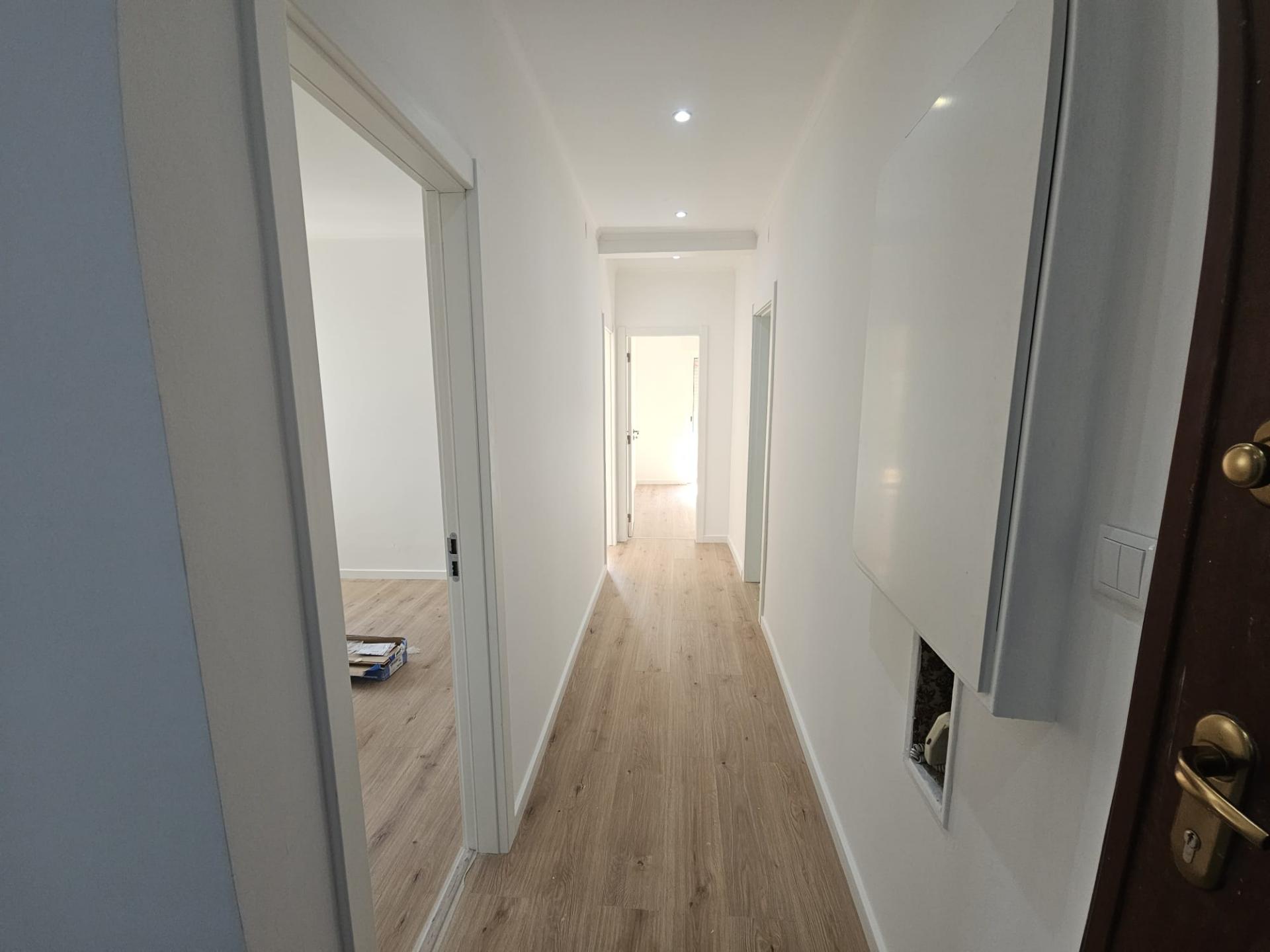 Junto a Benfica, Apartamento T3 totalmente remodelado, 2 Varandas abertas, Cozinha equipada a 2 minutos a pé da Estação de Comboios de Santa Cruz Damaia e a 10 minutos a pé do Mercado de Benfica
