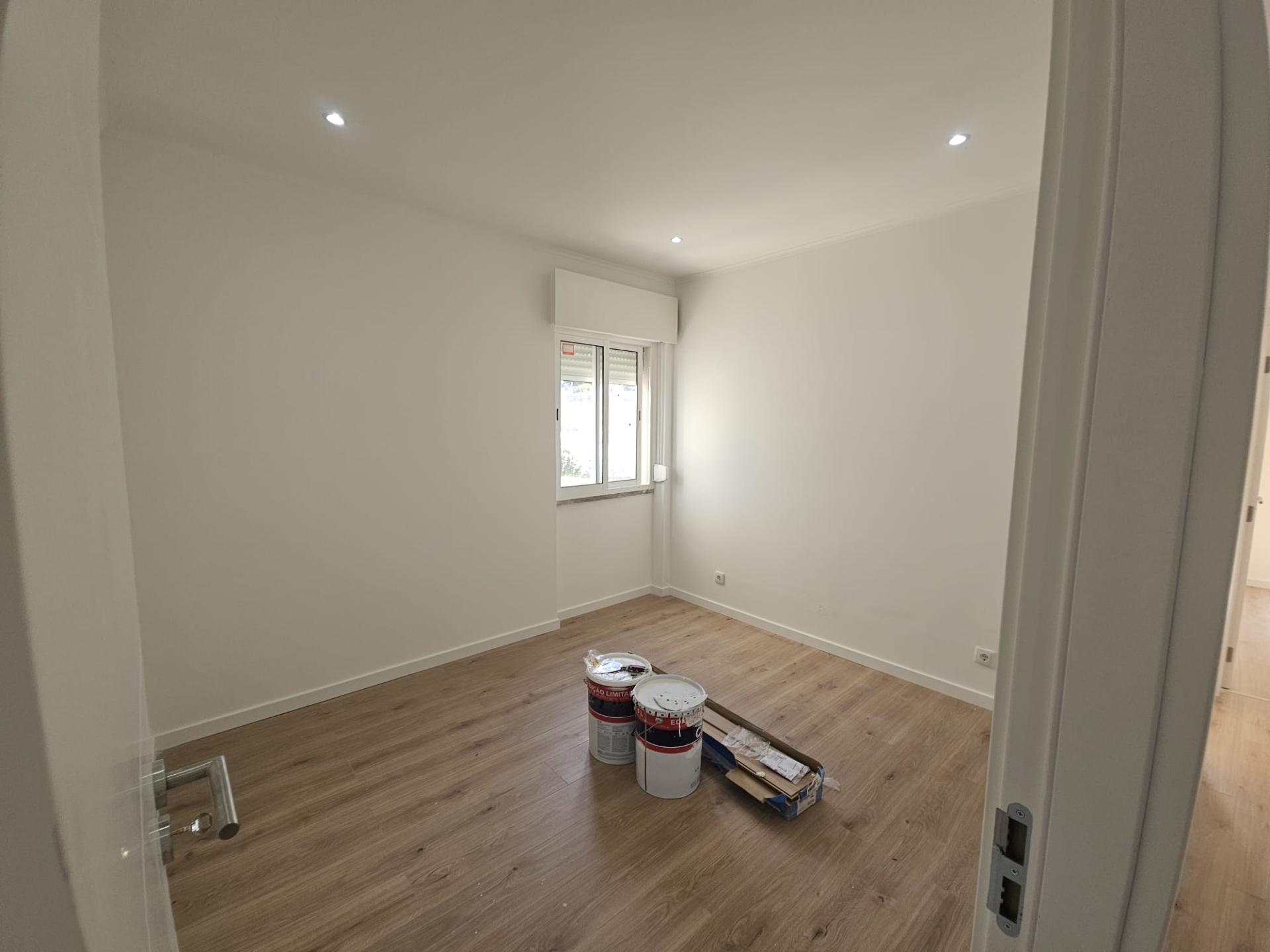 Junto a Benfica, Apartamento T3 totalmente remodelado, 2 Varandas abertas, Cozinha equipada a 2 minutos a pé da Estação de Comboios de Santa Cruz Damaia e a 10 minutos a pé do Mercado de Benfica