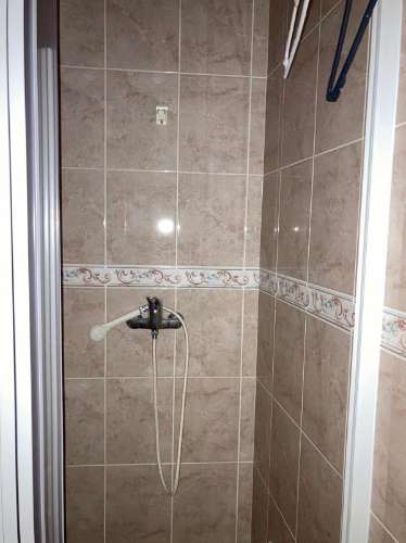 Prédio com restaurante e apartamento