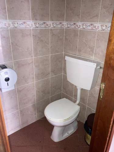 Prédio com restaurante e apartamento