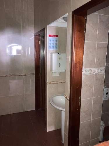 Prédio com restaurante e apartamento