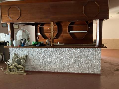 Prédio com restaurante e apartamento