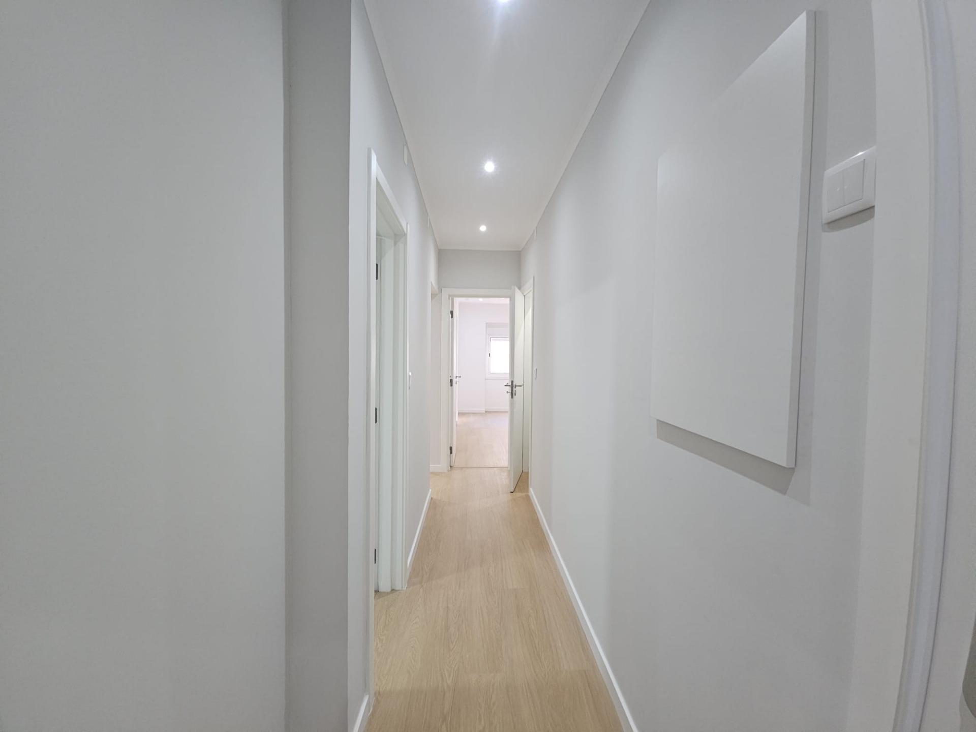 Apartamento T1 +2 com Terraço junto ao Parque Central, totalmente remodelado, com Cozinha equipada a 4 minutos a pé da Estação de Comboios da Amadora, excelente oportunidade.