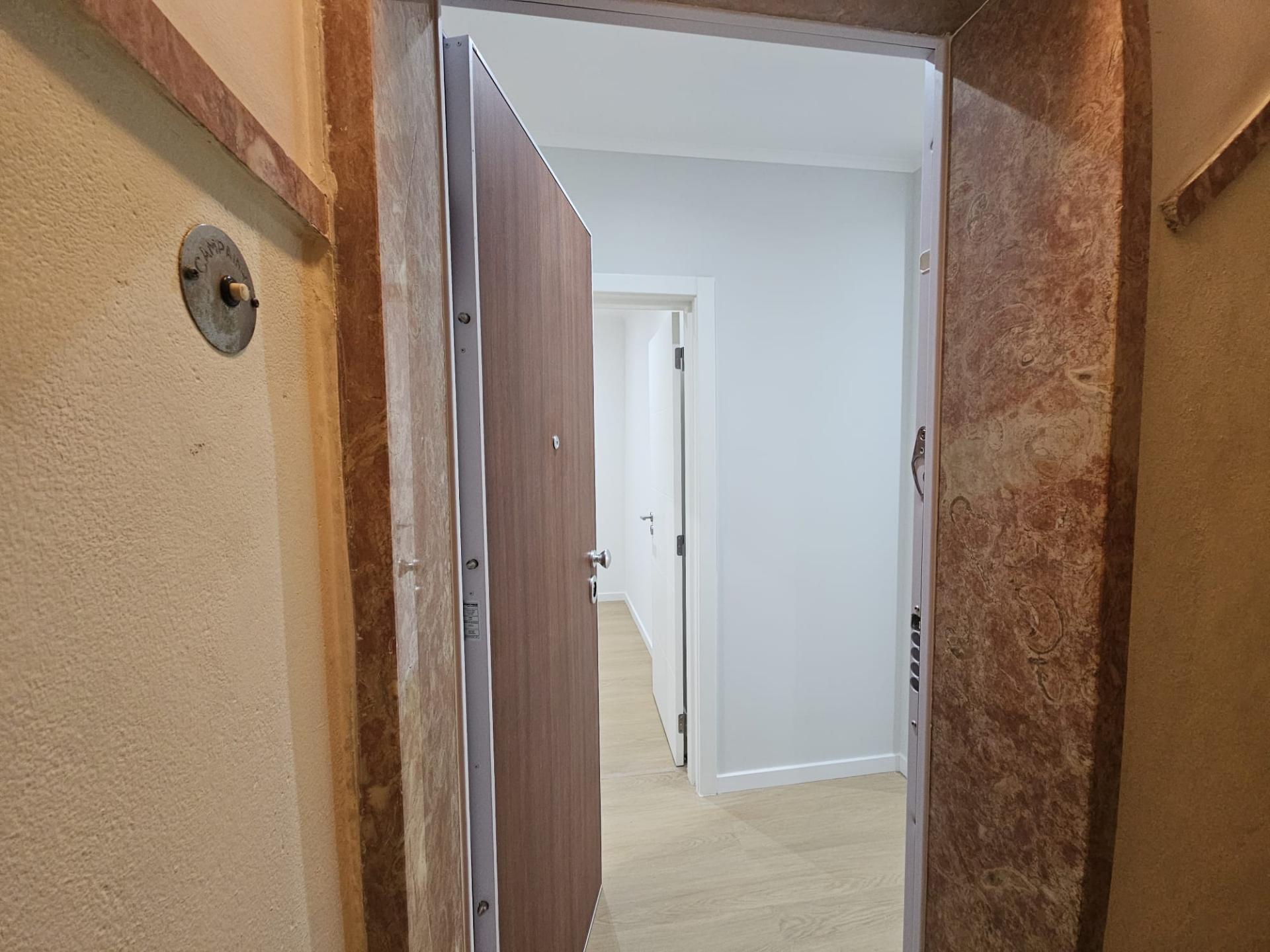 Apartamento T1 +2 com Terraço junto ao Parque Central, totalmente remodelado, com Cozinha equipada a 4 minutos a pé da Estação de Comboios da Amadora, excelente oportunidade.