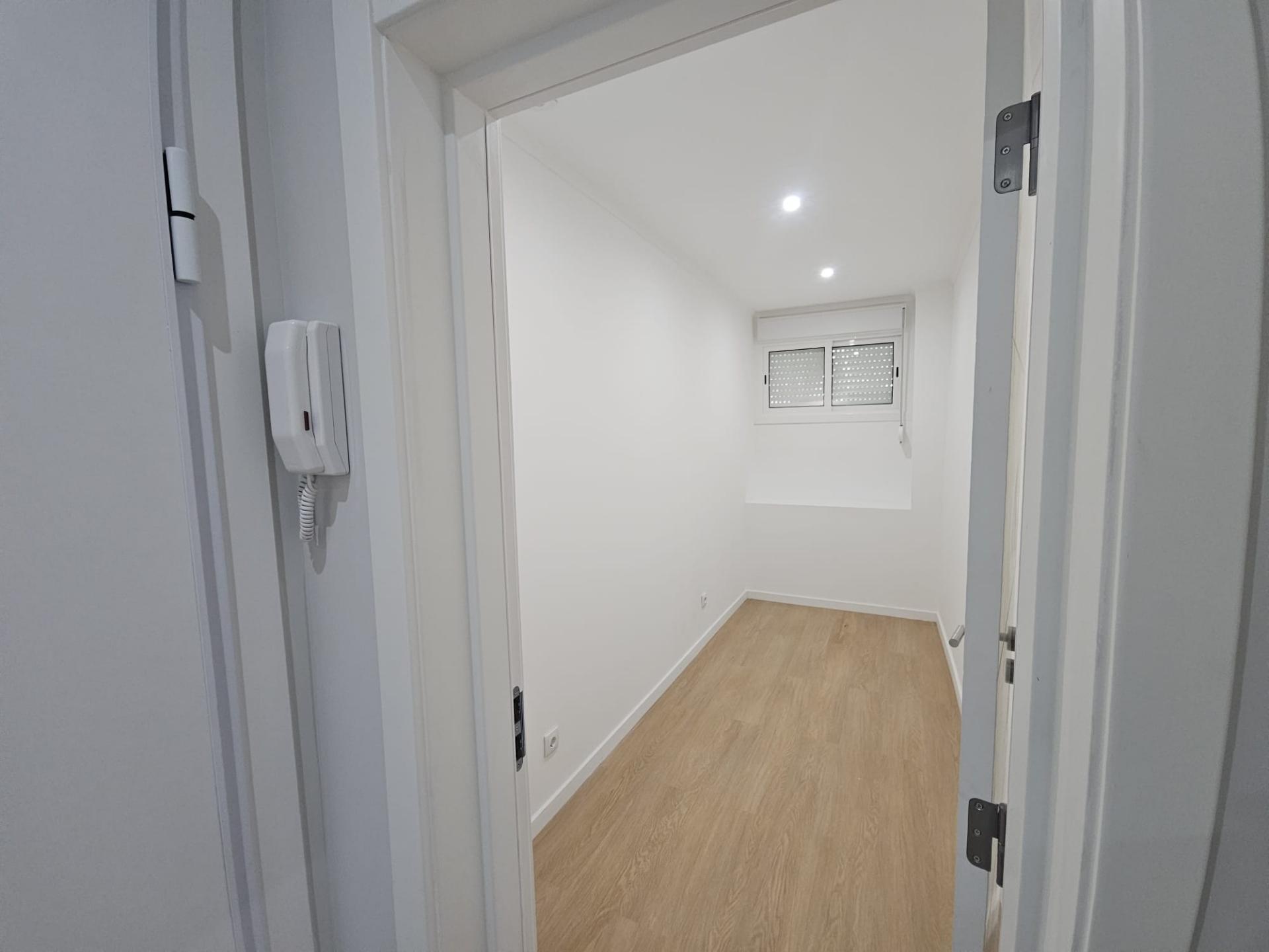 Apartamento T1 +2 com Terraço junto ao Parque Central, totalmente remodelado, com Cozinha equipada a 4 minutos a pé da Estação de Comboios da Amadora, excelente oportunidade.