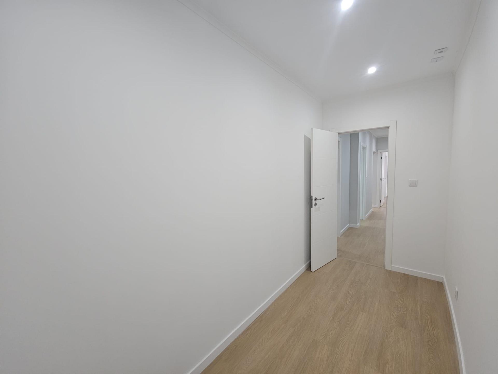 Apartamento T1 +2 com Terraço junto ao Parque Central, totalmente remodelado, com Cozinha equipada a 4 minutos a pé da Estação de Comboios da Amadora, excelente oportunidade.
