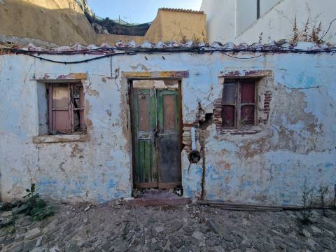 Casa térrea em ruínas no centro histórico de Castro Marim