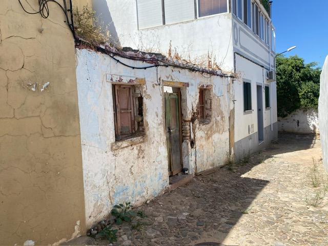 Casa térrea em ruínas no centro histórico de Castro Marim