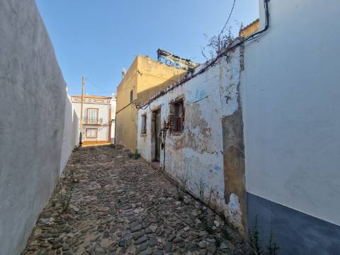 Casa térrea em ruínas no centro histórico de Castro Marim