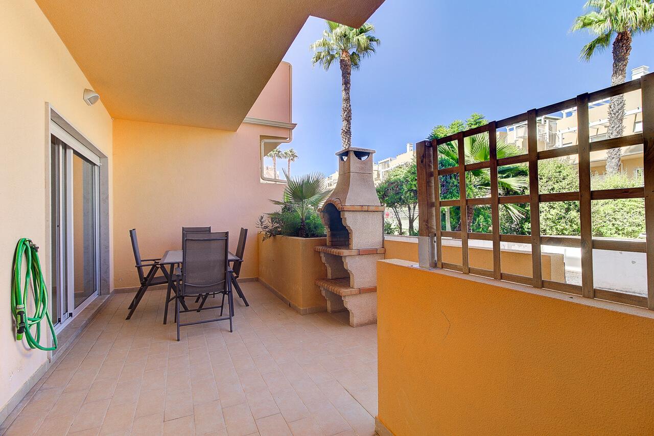 Apartamento T2 Renovado no Royal Cabanas - Rés-do-Chão com Terraço e Piscina