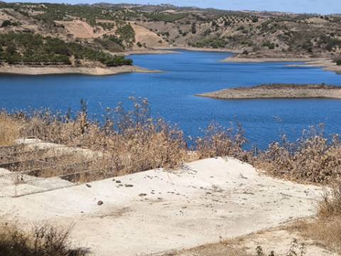 TERRENO COM 24.200 M2 - ACESSO A ÁGUA - VISTA BARRAGEM - POSSIBILIDADE DE CONSTRUIR UM APOIO AGRICOLA - VALE ANDREU - CASTRO MARIM - ALGARVE