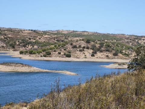 TERRENO COM 24.200 M2 - ACESSO A ÁGUA - VISTA BARRAGEM - POSSIBILIDADE DE CONSTRUIR UM APOIO AGRICOLA - VALE ANDREU - CASTRO MARIM - ALGARVE