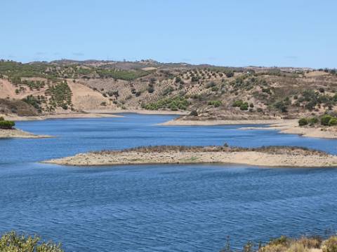 TERRENO COM 24.200 M2 - ACESSO A ÁGUA - VISTA BARRAGEM - POSSIBILIDADE DE CONSTRUIR UM APOIO AGRICOLA - VALE ANDREU - CASTRO MARIM - ALGARVE